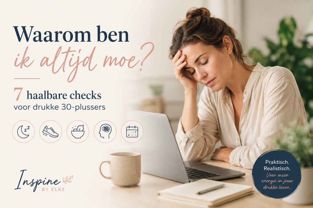 Vermoeide vrouw achter haar laptop met de tekst: Waarom ben ik altijd moe? 7 haalbare checks voor drukke 30-plussers.